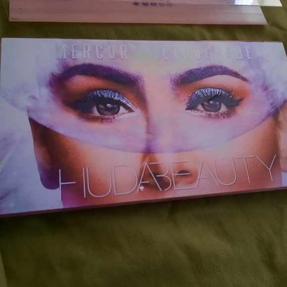 Eyeshadow Pallette - Picture 2 of 2